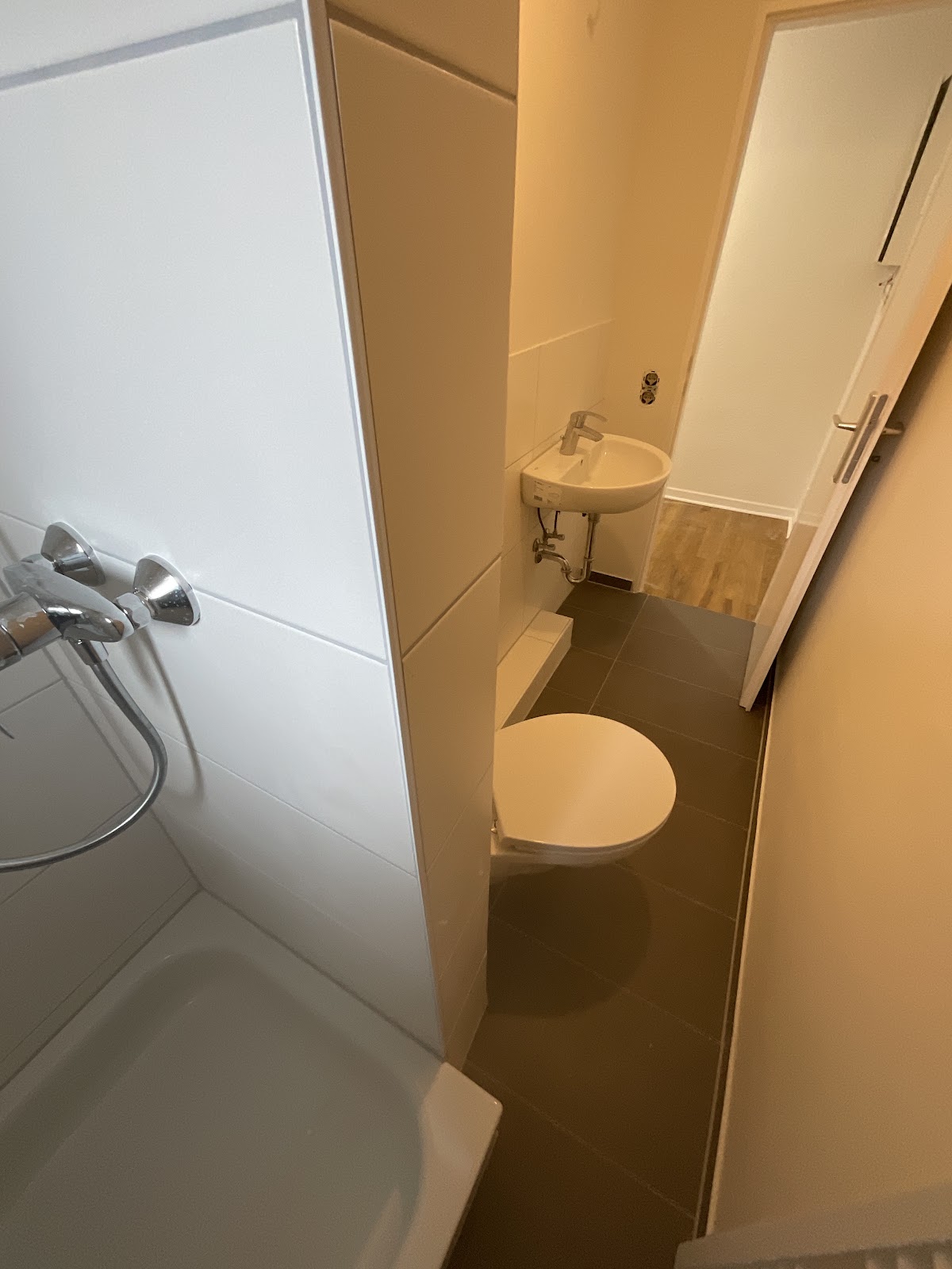 Modernisiertes Tageslichtbad mit Dusche