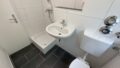 Modernisiertes Tageslichtbad mit Dusche