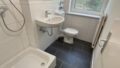 Modernisiertes Tageslichtbad mit Dusche