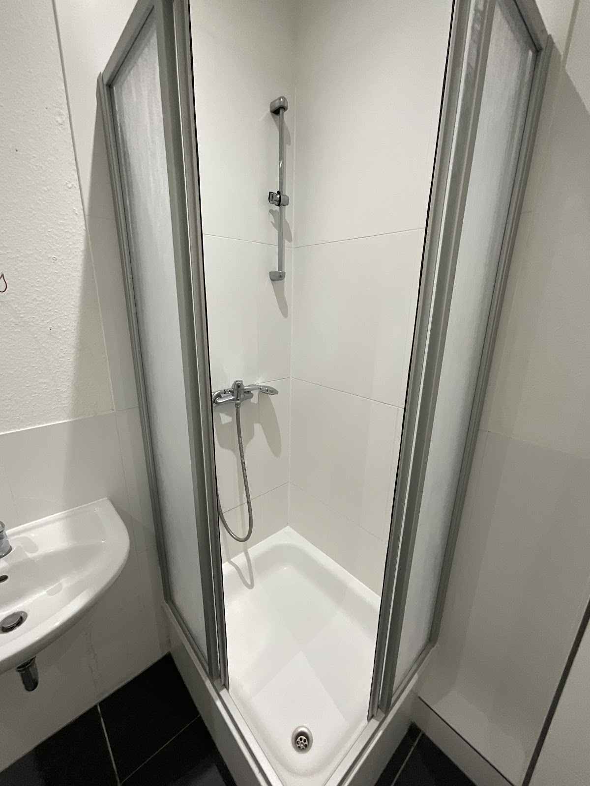 Modernes Duschbad
