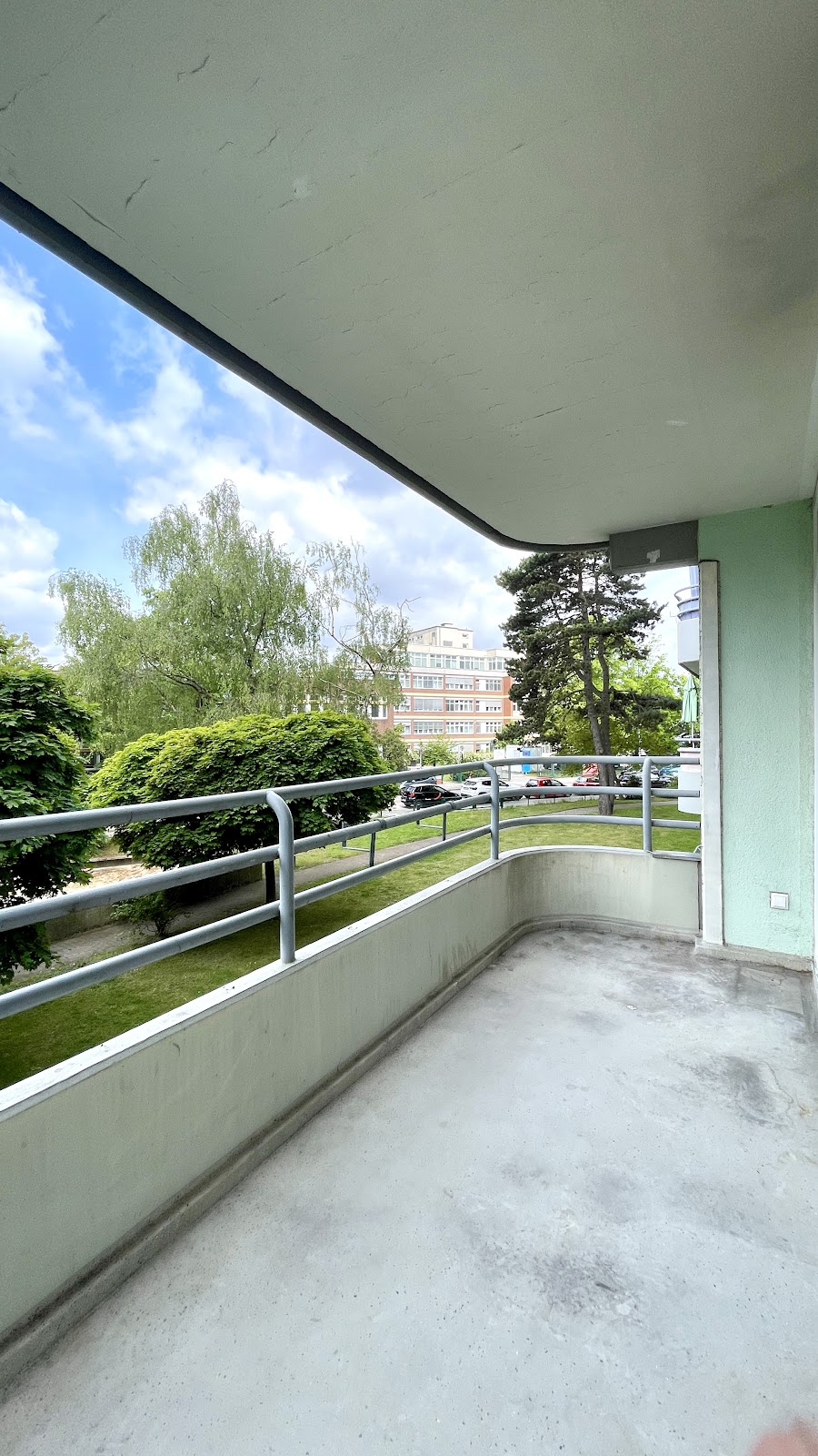 Großzügiger Balkon mit viel Tageslicht