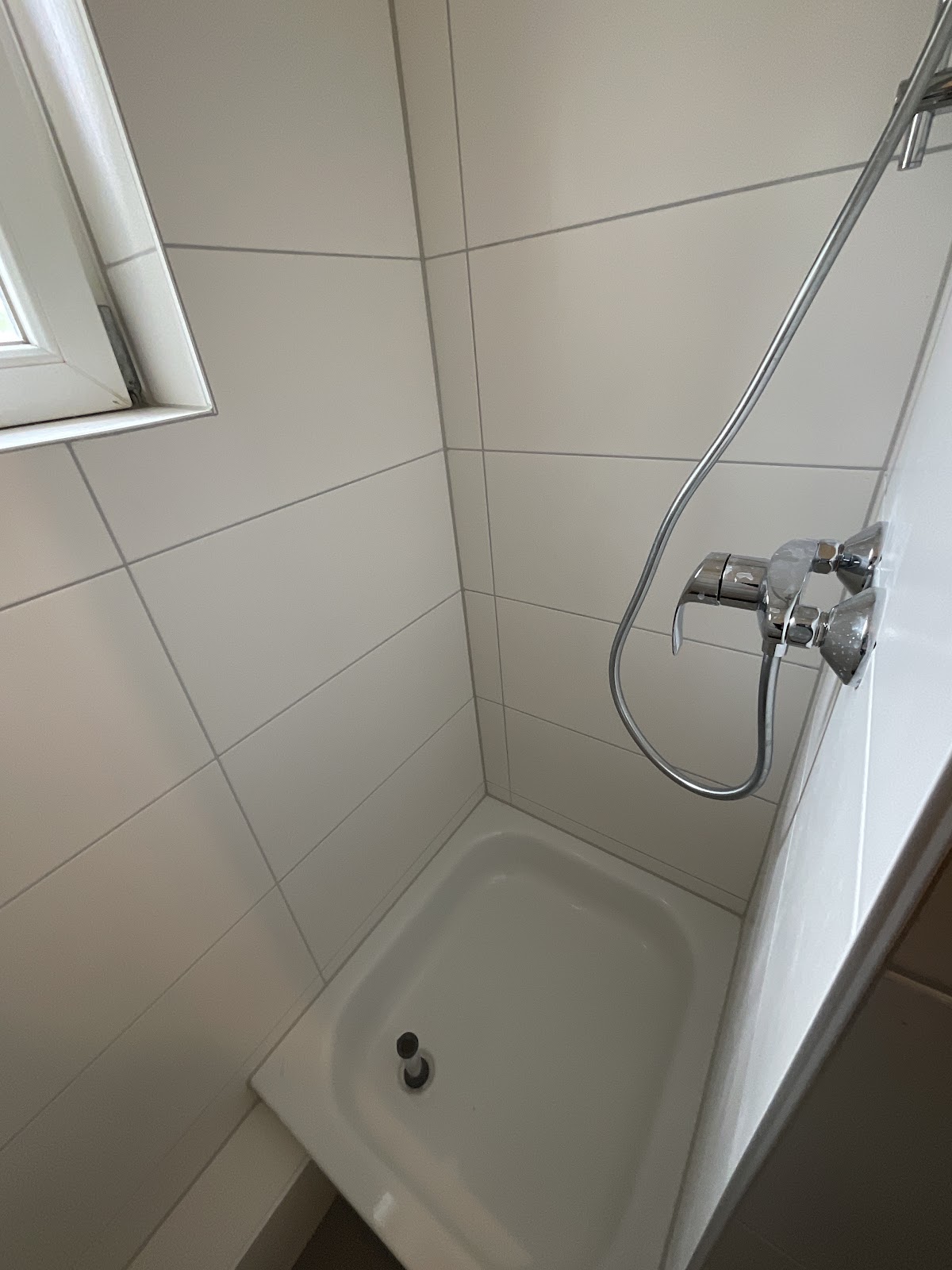 Modernisiertes Tageslichtbad mit Dusche