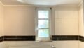 Gepflegtes Badezimmer mit komfortabler Wanne