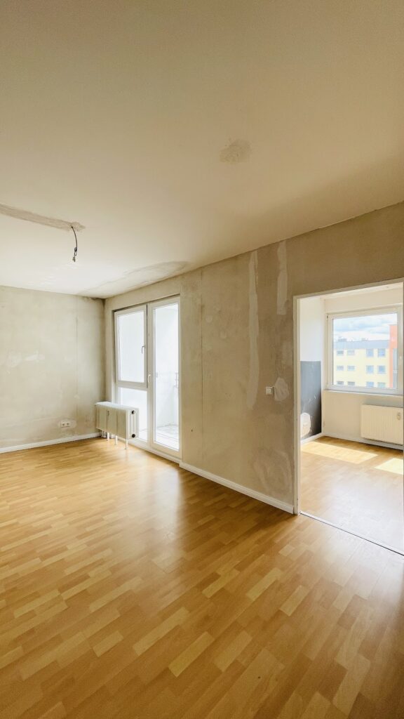 Wohnzimmer mit Balkon-Durchgang