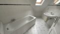 Tageslichtbad mit Wanne