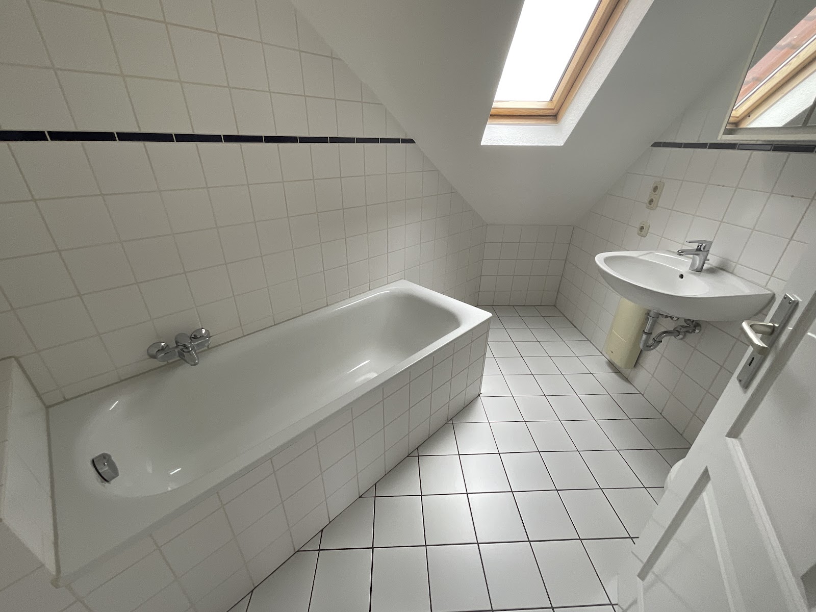 Tageslichtbad mit Wanne