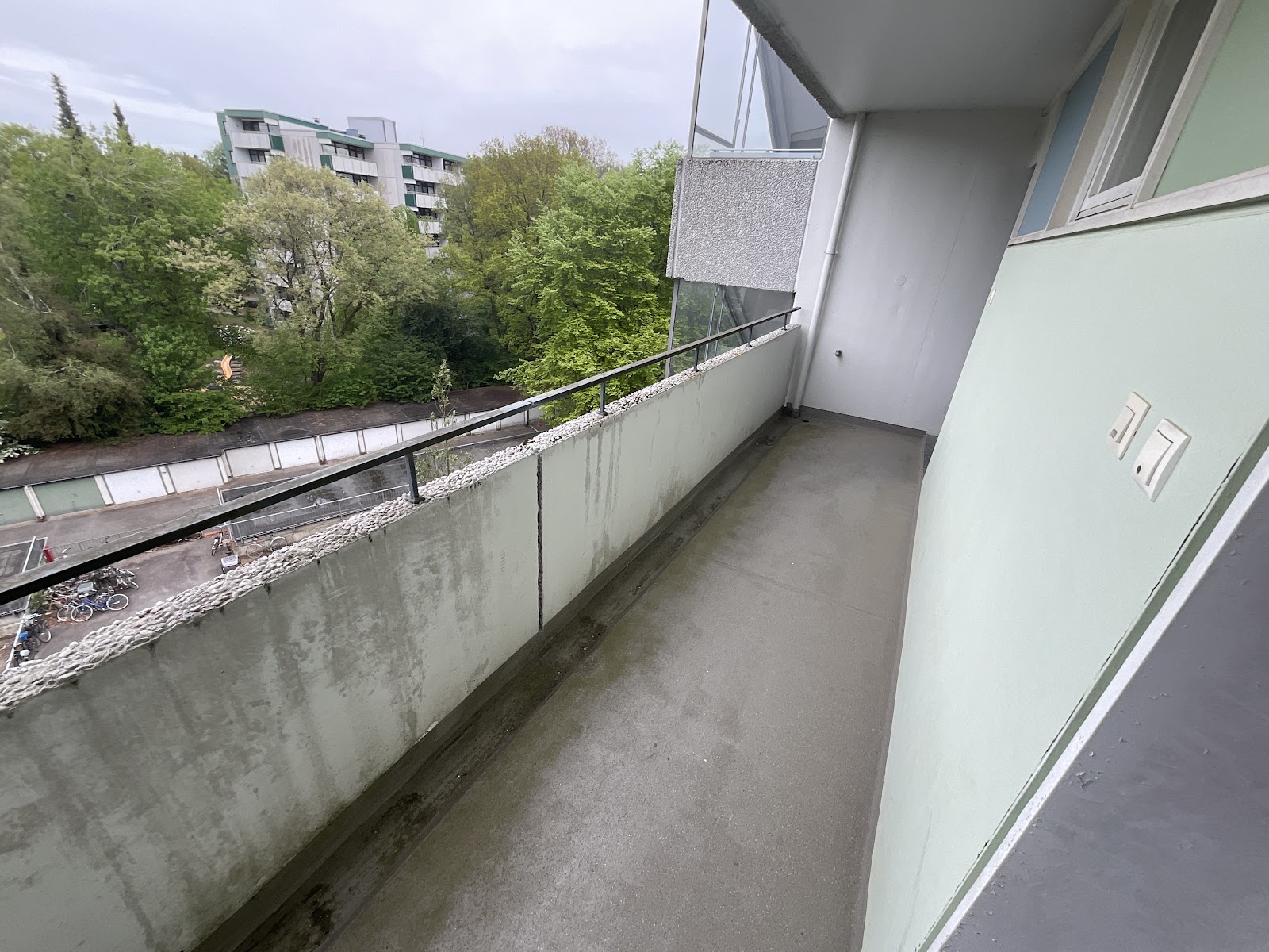 Laubengang vor der Wohnungstür
