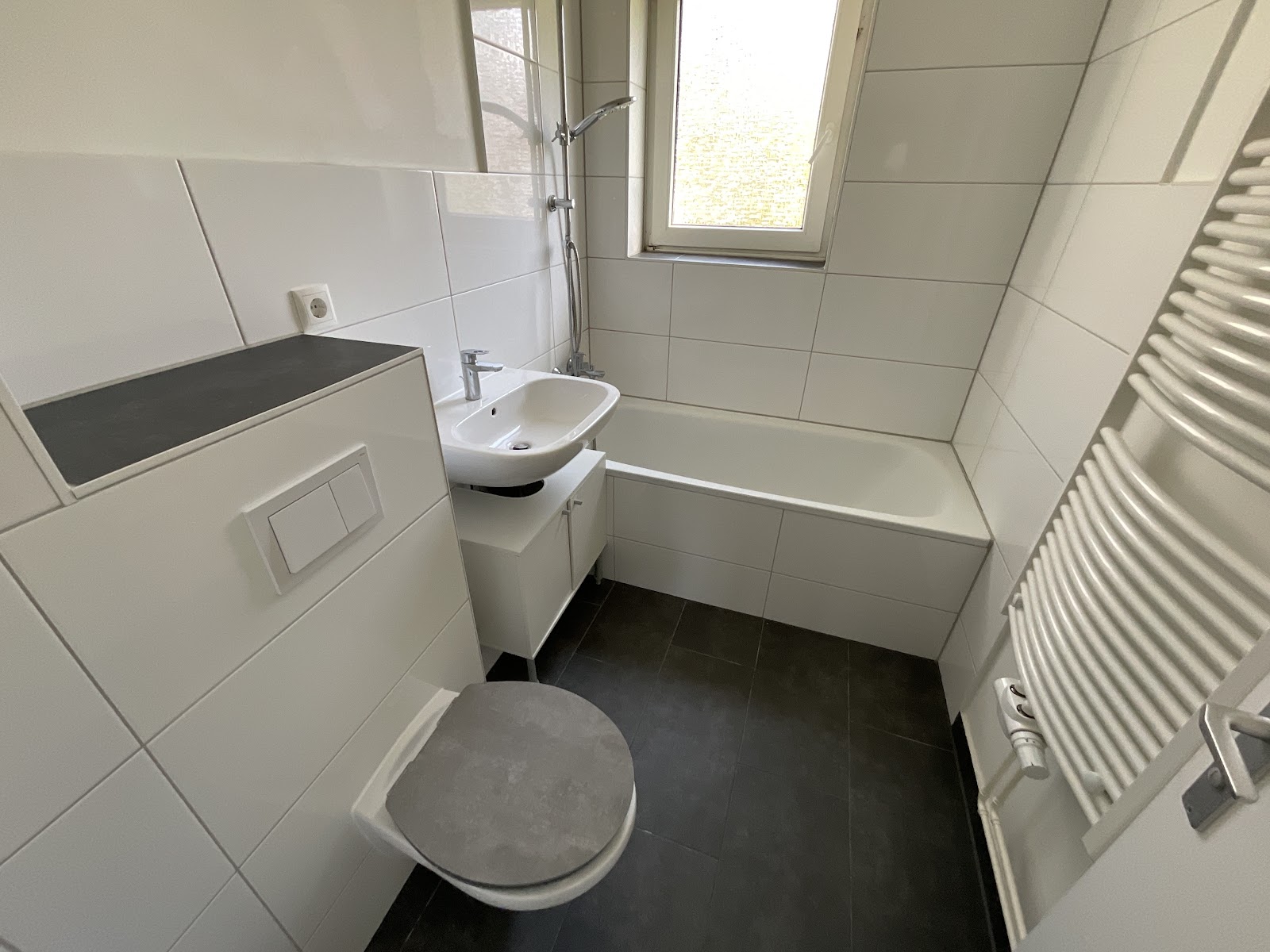 Tageslichtbad mit Wanne