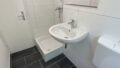 Modernisiertes Tageslichtbad mit Dusche