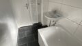 Modernisiertes Tageslichtbad mit Wanne