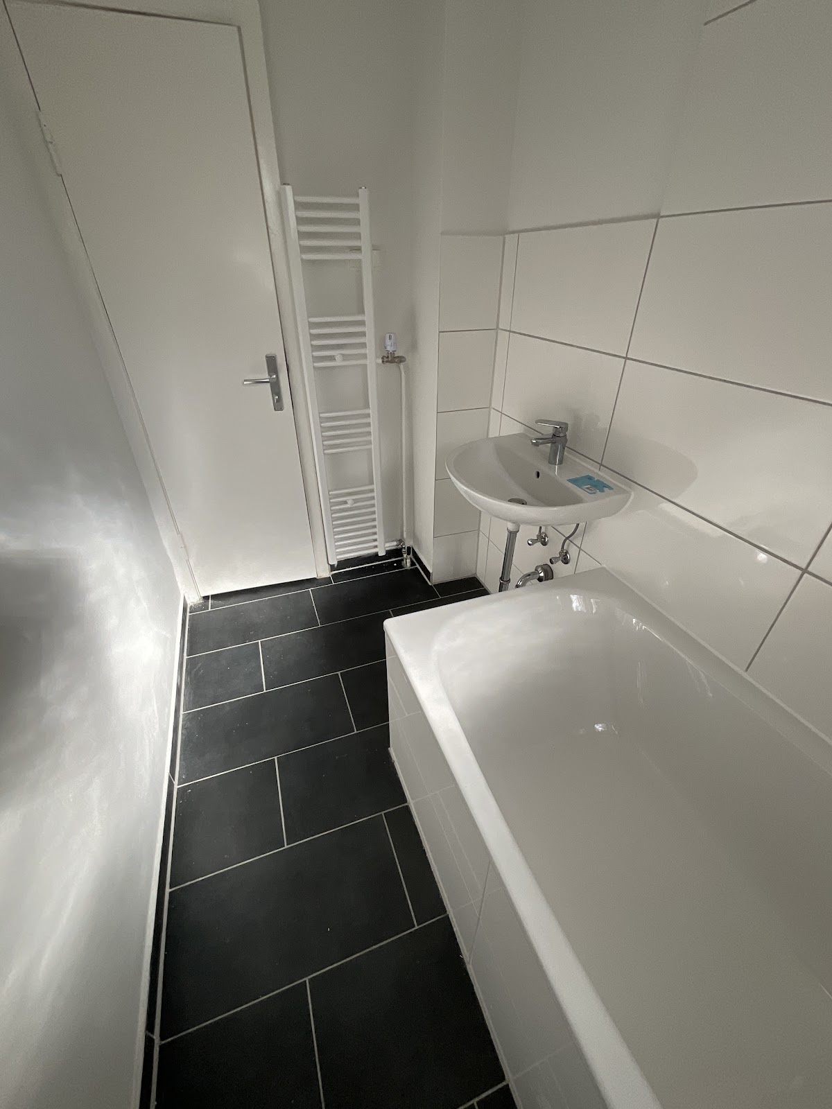 Modernisiertes Tageslichtbad mit Wanne