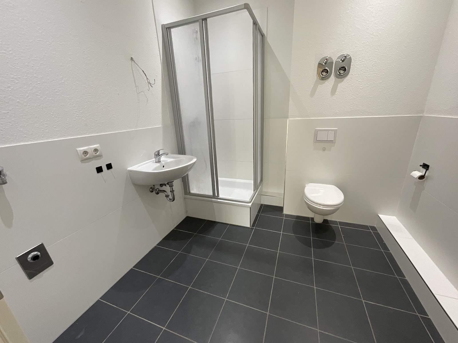Modernes Duschbad