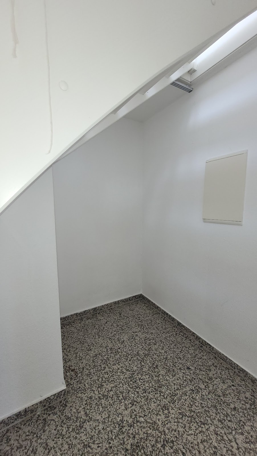 Einblick Flur Nische unter der Treppe Bild 3