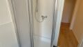 Modernes Tageslichtbad mit Dusche