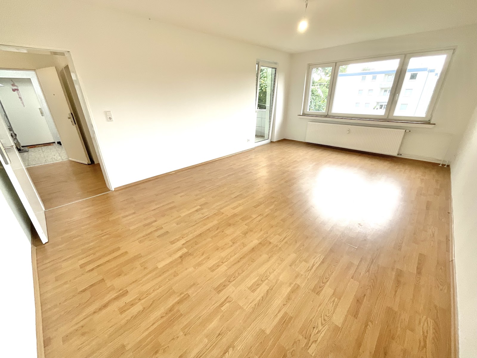Wohnzimmer mit Balkon