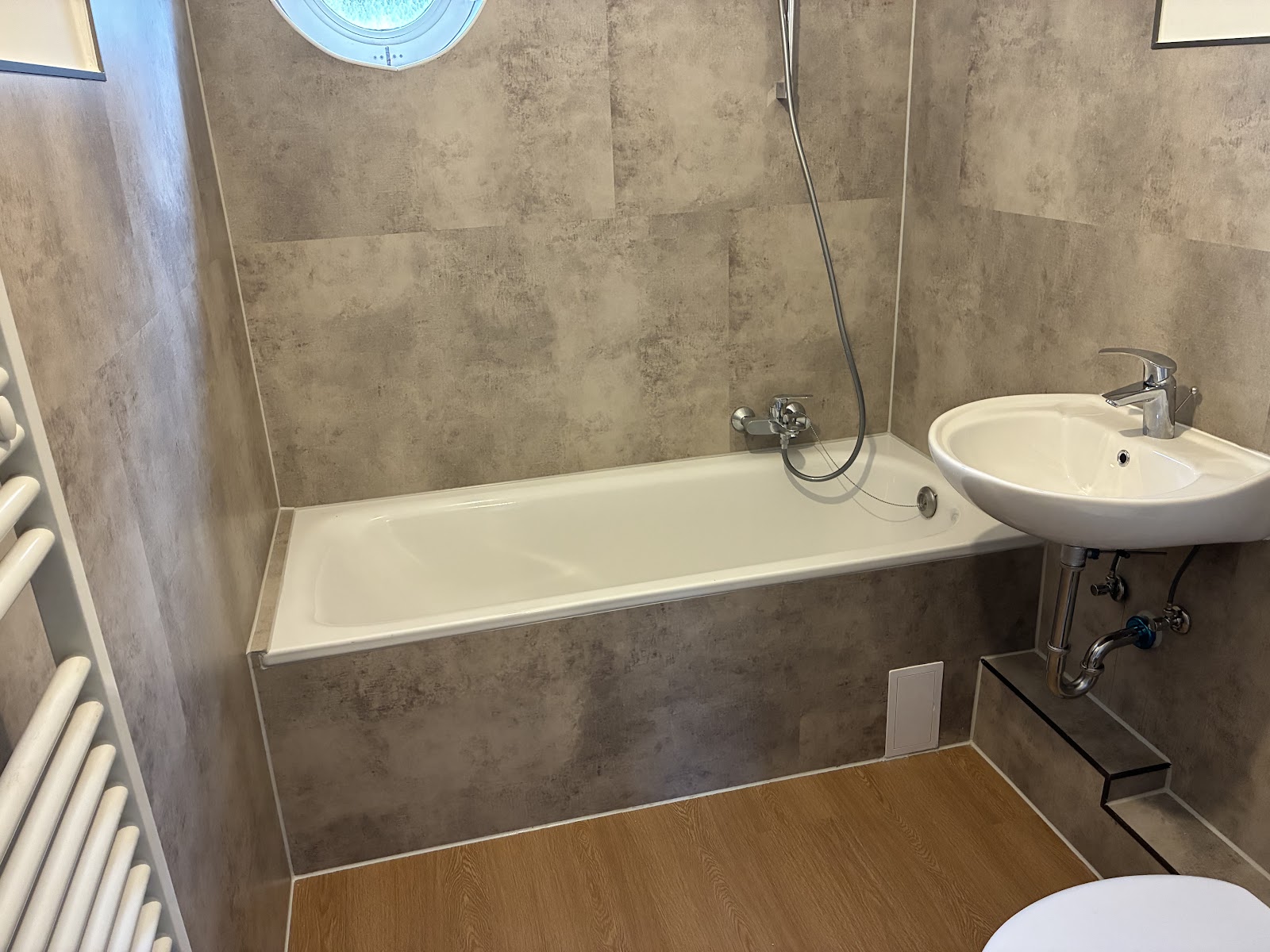 Bad mit Badewanne