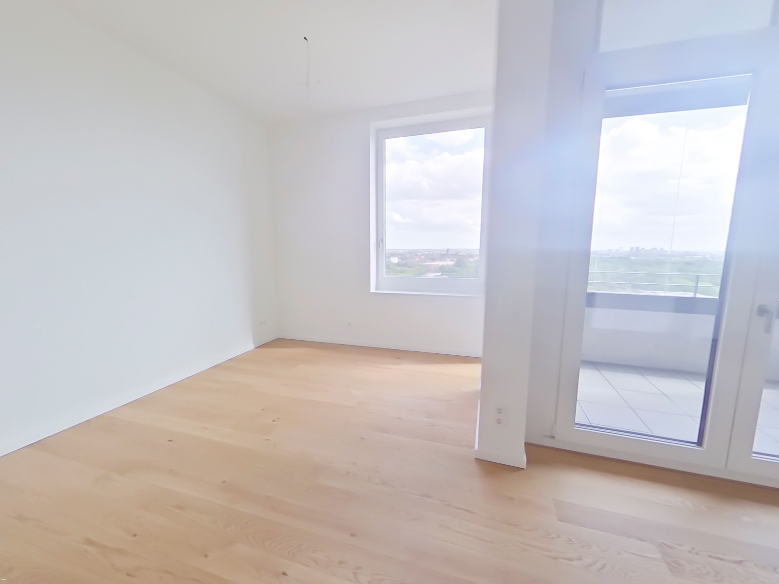 Einblick Wohnbereich mit offener Küchet