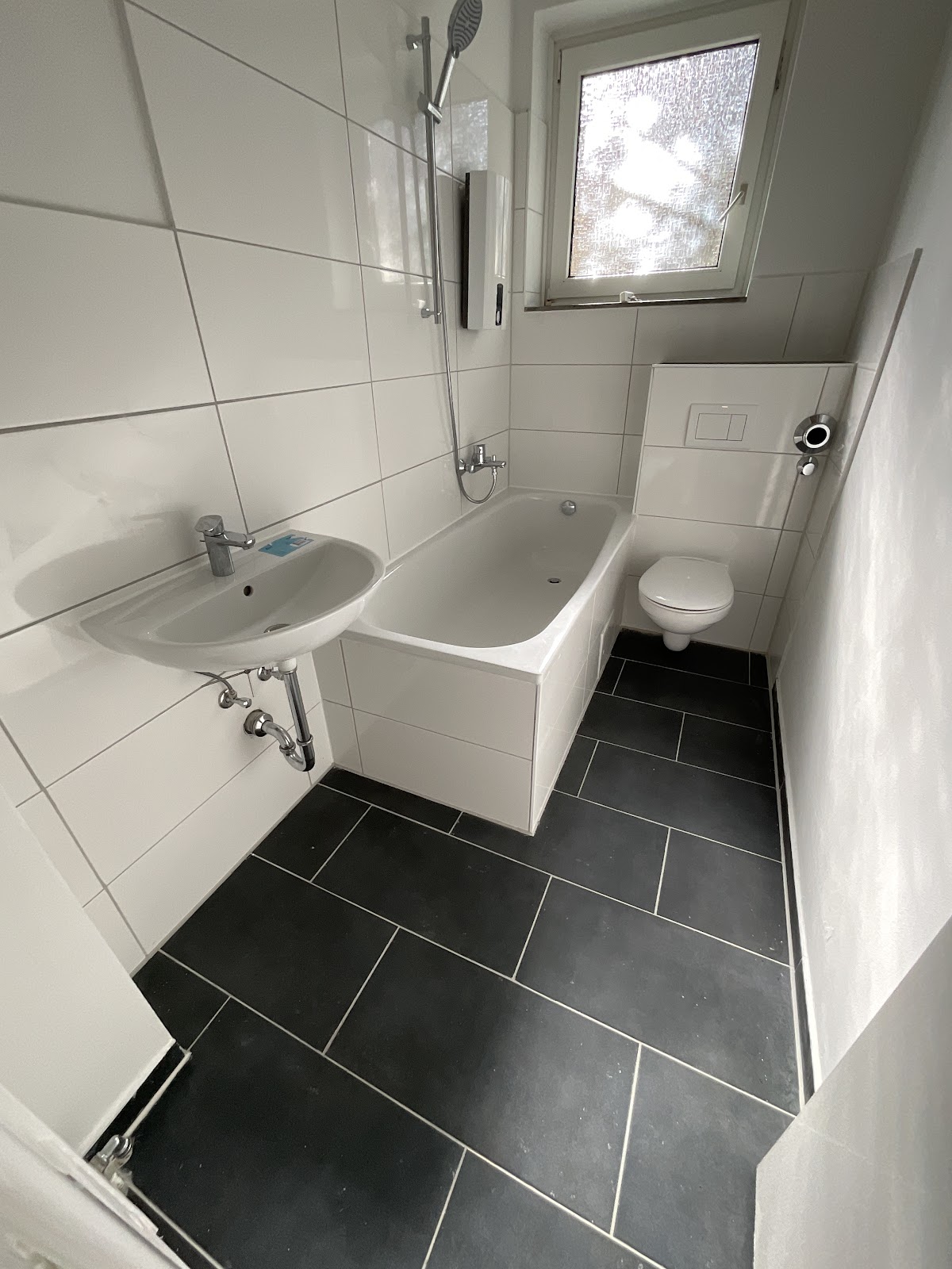Modernisiertes Tageslichtbad mit Wanne