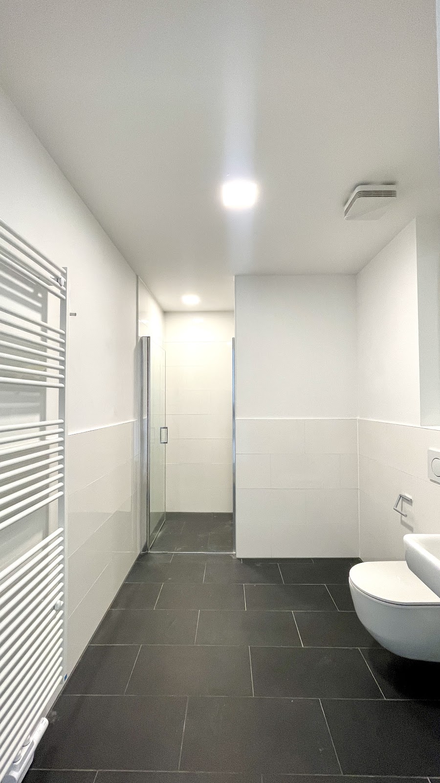 Modernes Badezimmer mit Dusche