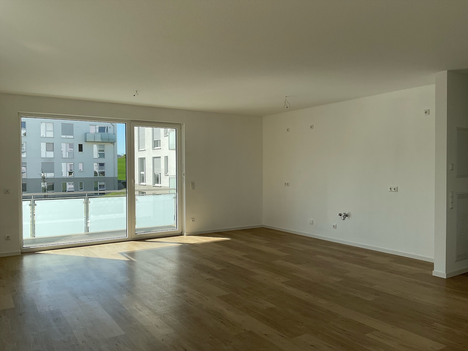 Wohnzimmer mit offener Küche