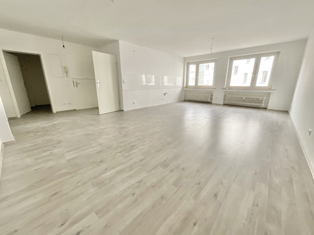 Wohnzimmer mit offener Küche