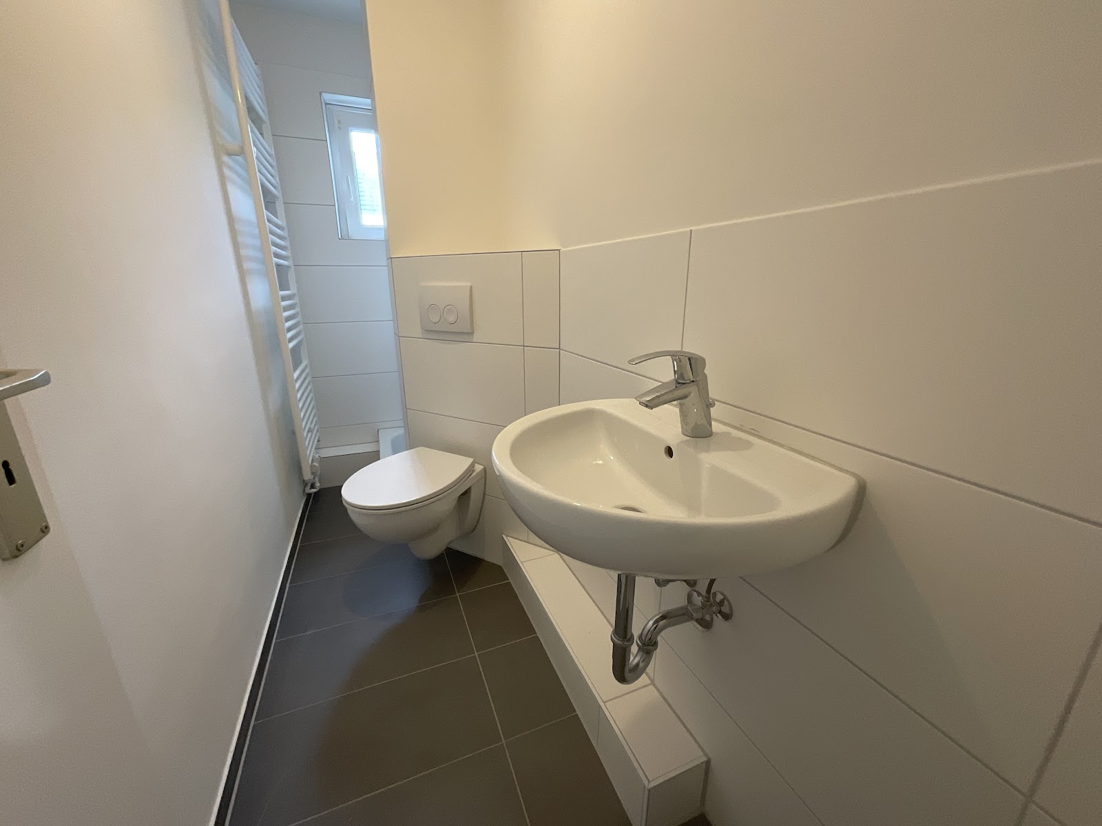 Modernisiertes Tageslichtbad mit Dusche