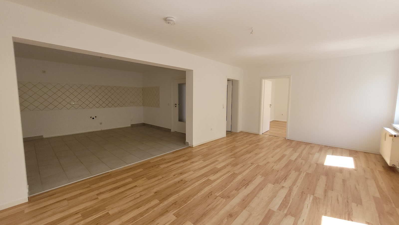 Einblick Wohnzimmer mit offener Küche Bild 3