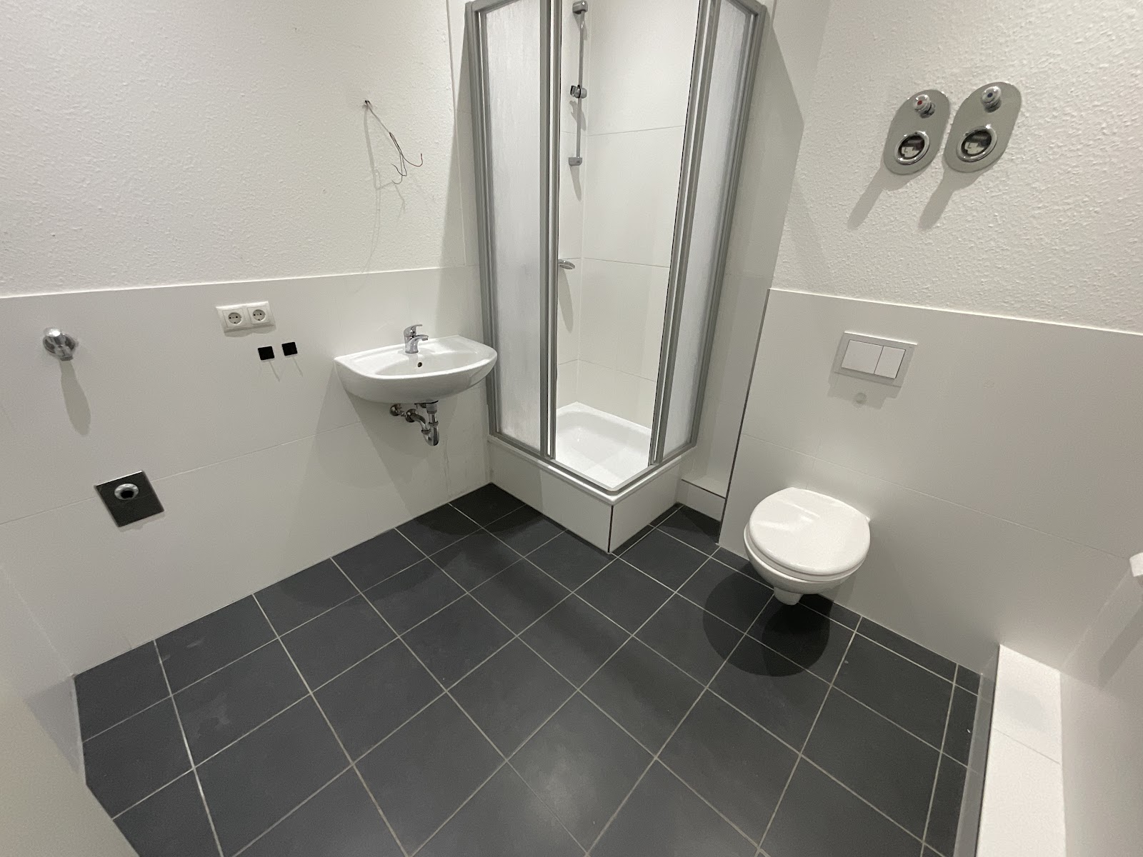 Modernes Duschbad