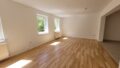 Einblick Wohnzimmer mit offener Küche Bild 2