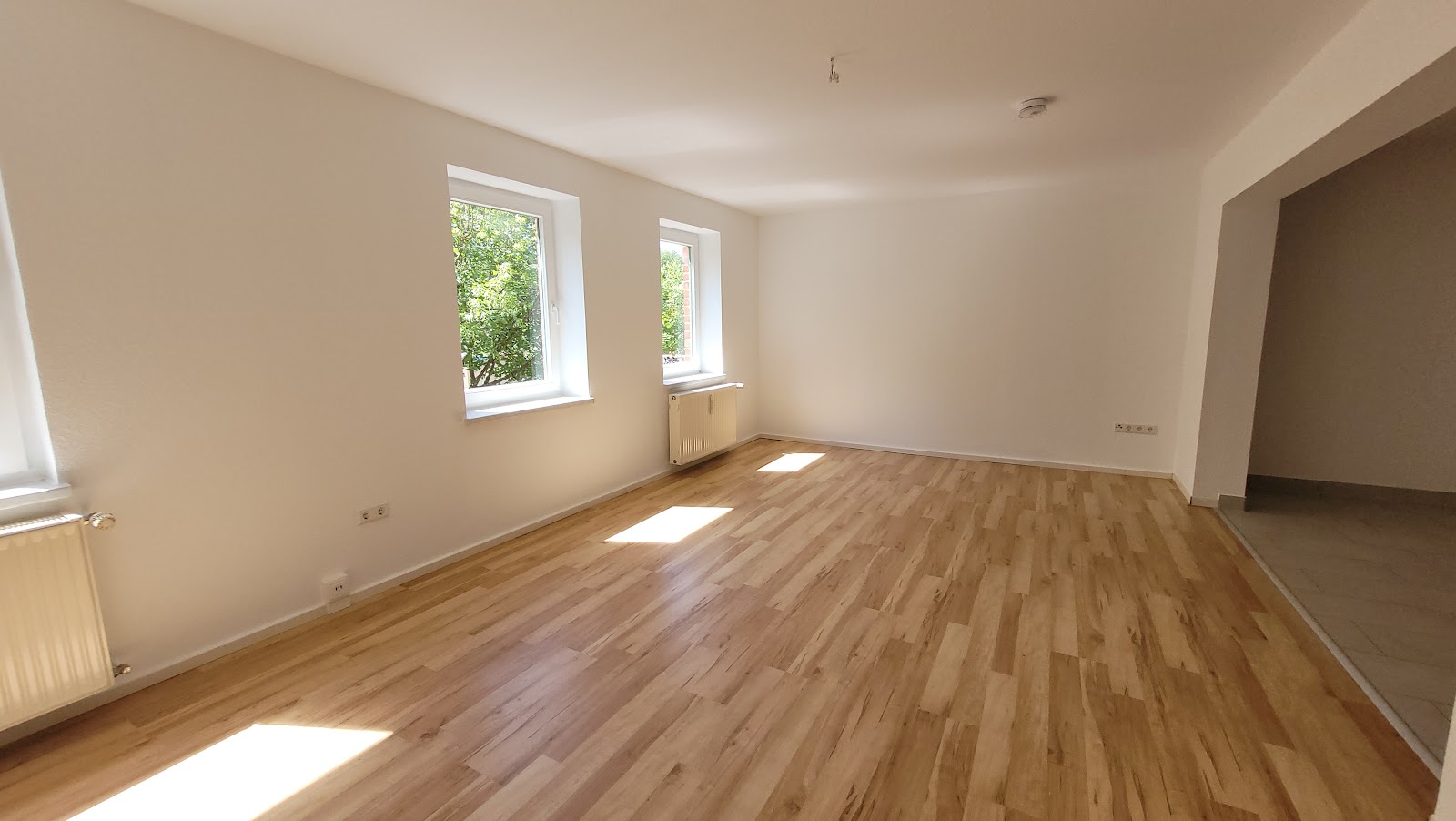 Einblick Wohnzimmer mit offener Küche Bild 2