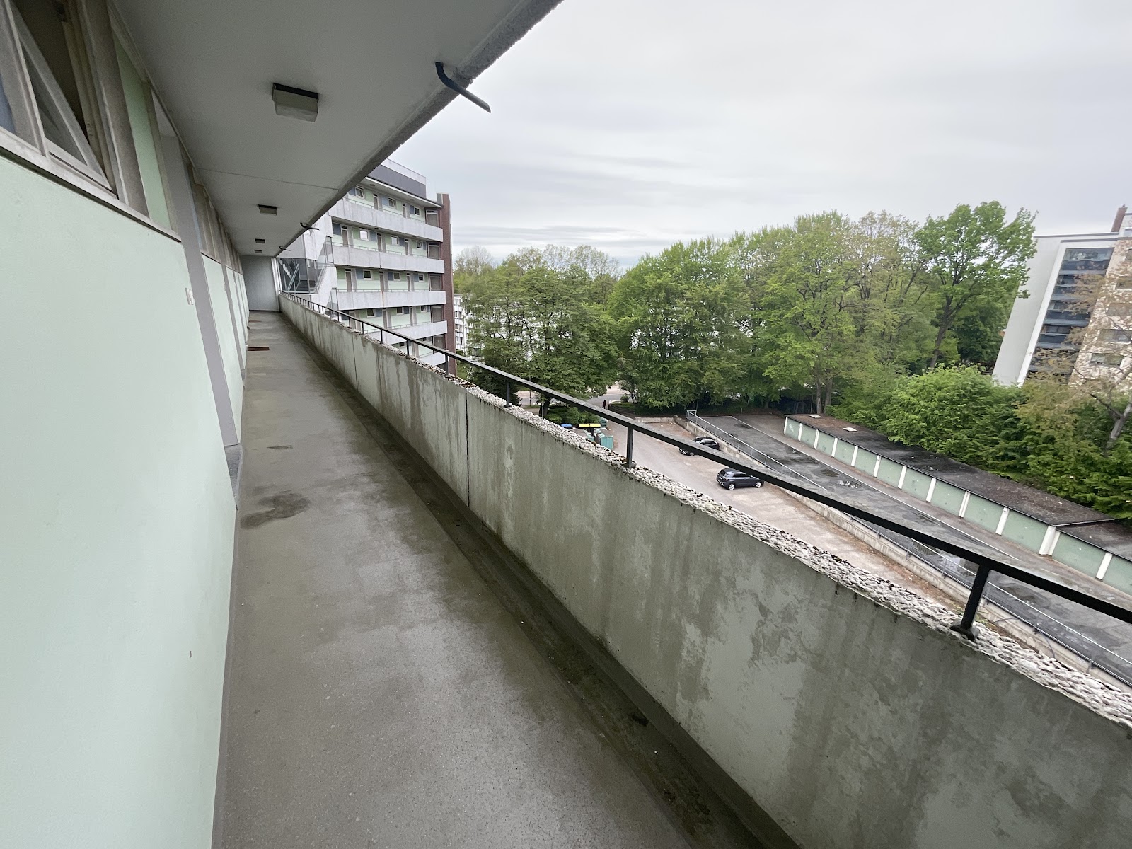 Laubengang vor der Wohnungstür