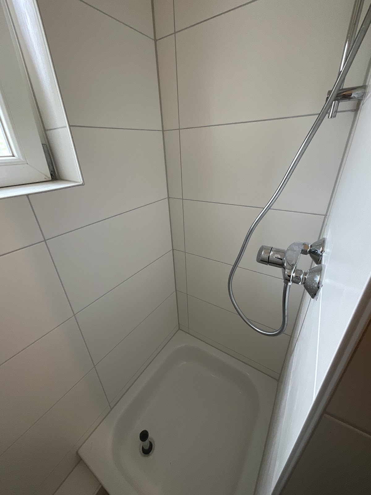 Modernisiertes Tageslichtbad mit Dusche