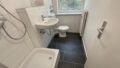 Modernisiertes Tageslichtbad mit Dusche