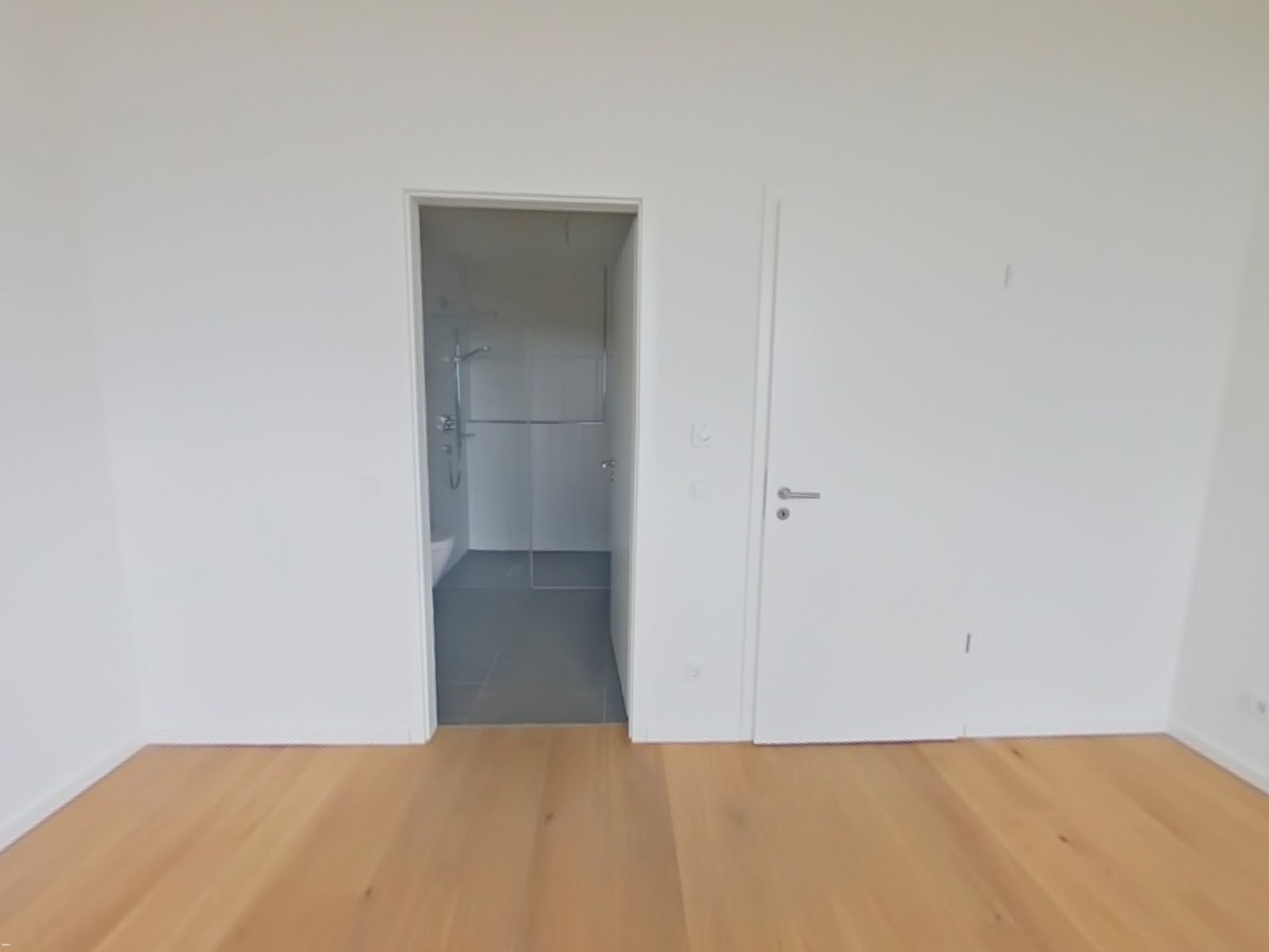 Einblick Schlafzimmer mit Blick zum Duschbad