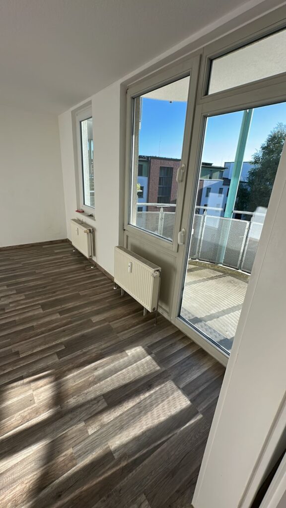 Wohnzimmer mit Balkon