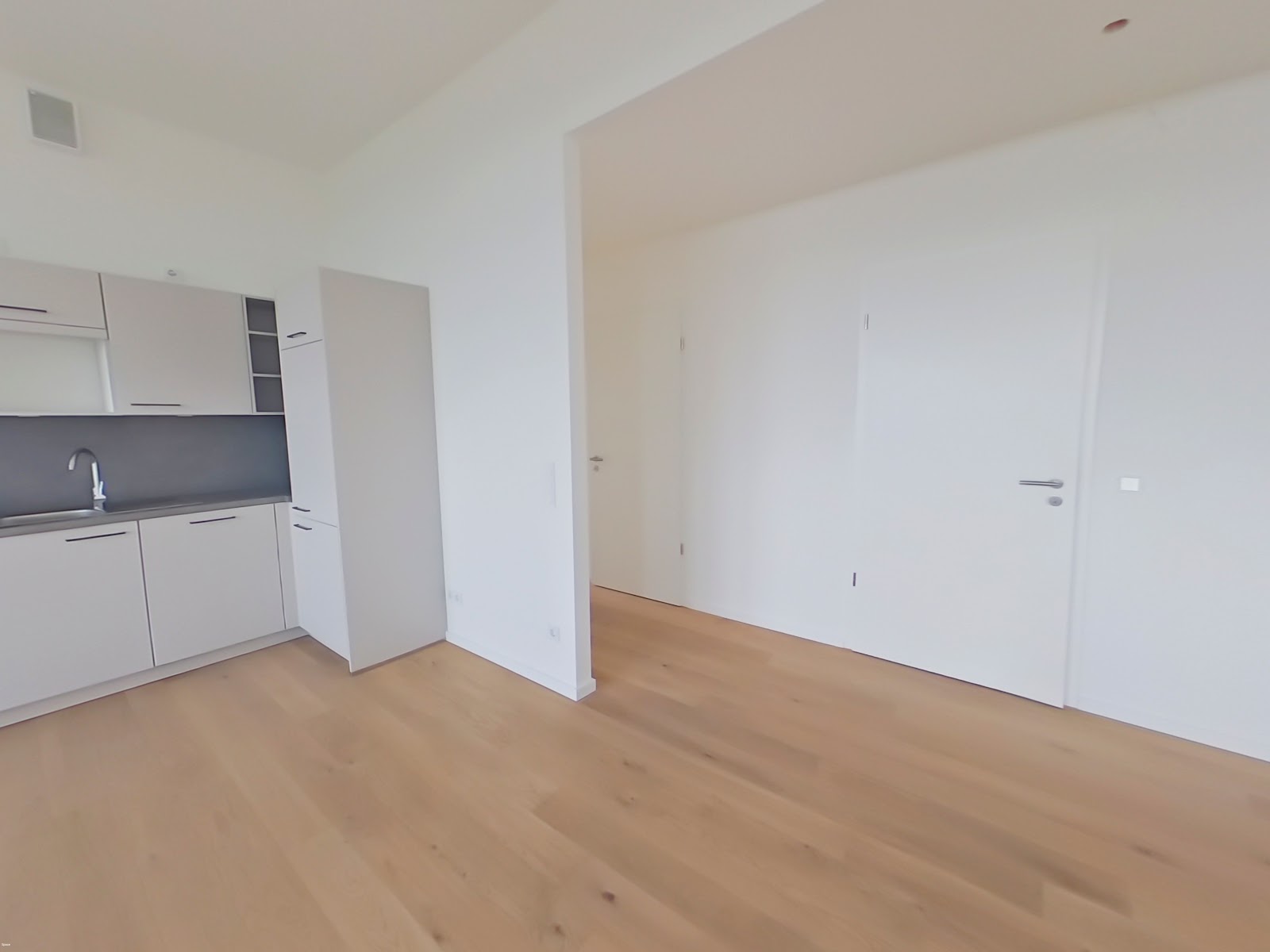 Küche mit Blick zum Flur zu den SZ