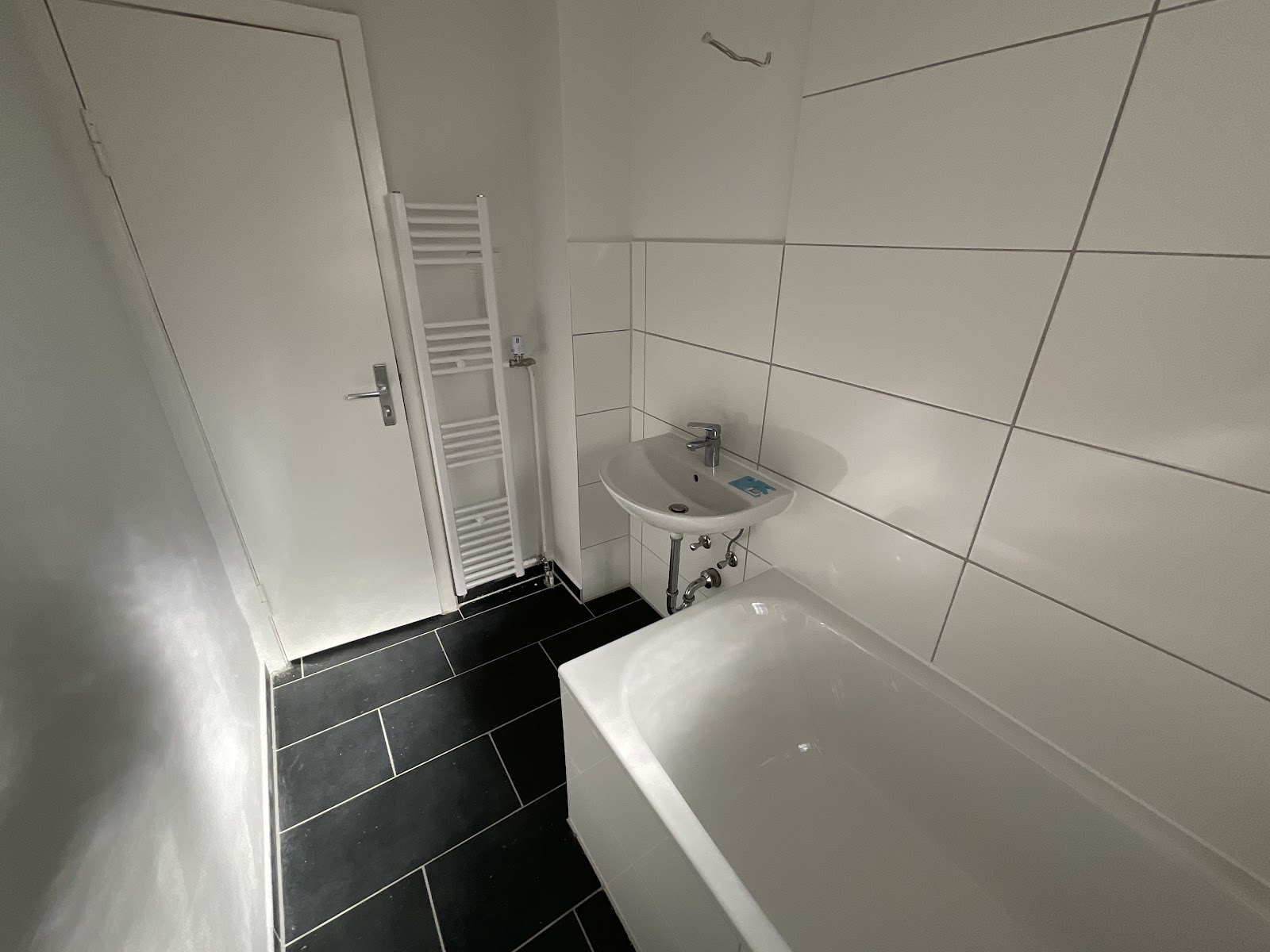 Modernisiertes Tageslichtbad mit Wanne