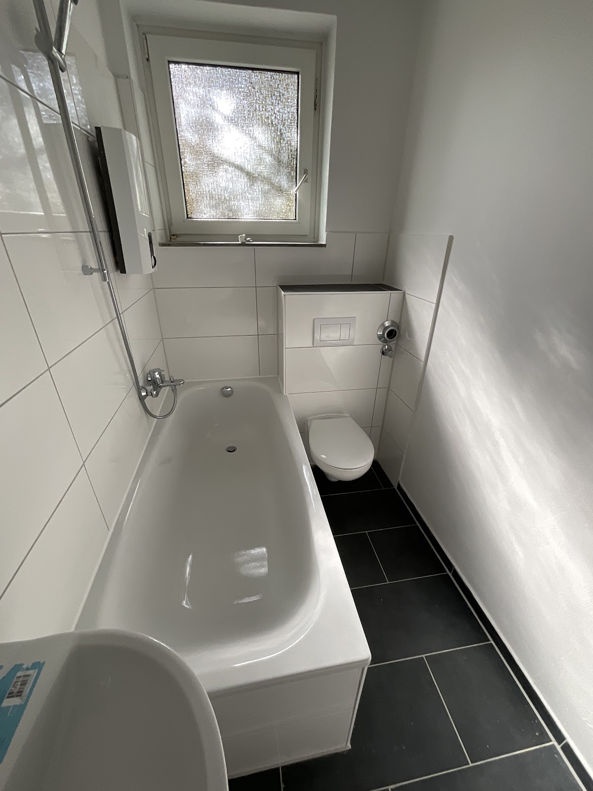 Modernisiertes Tageslichtbad mit Wanne