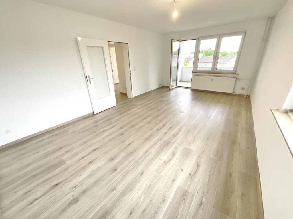 Wohnzimmer mit Balkon