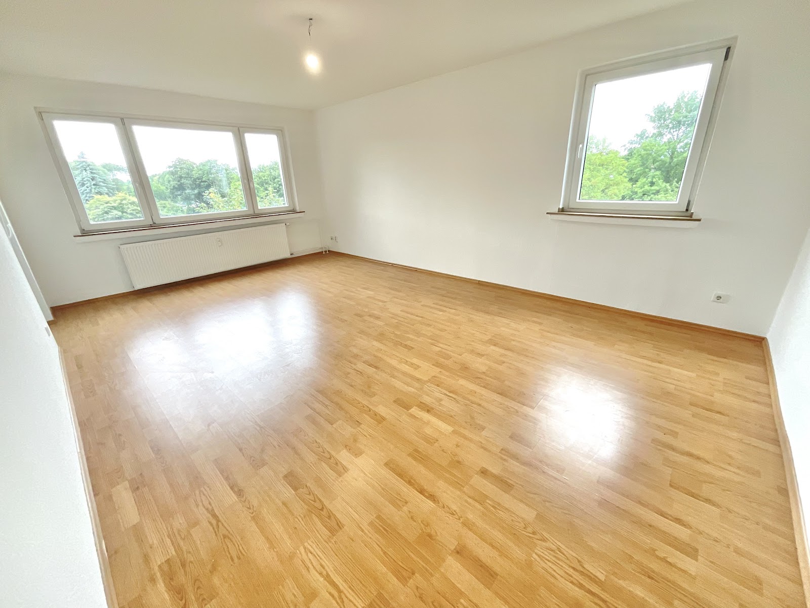 Wohnzimmer mit Balkon