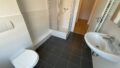 Modernes Tageslichtbad mit Dusche